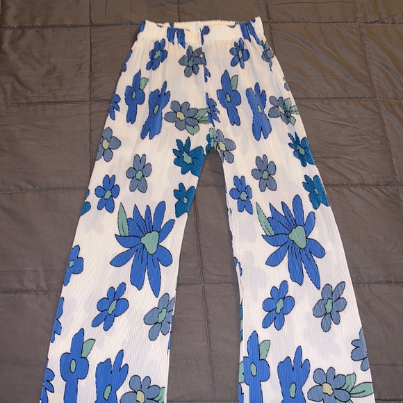 Amazon Button Up Set. Size Small. Blue and Green flower details. - Picture 2 of 2